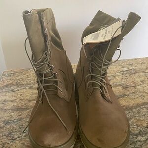 Brand new Men’s Belleville USMC Gore-Tex Hot Weather boots. Size 13.